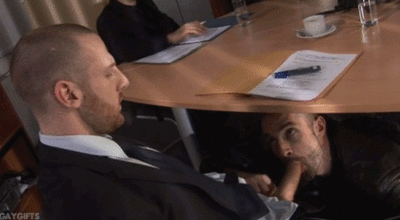chaud gay pipe sous le bureau chaud gay pipe sous le bureau