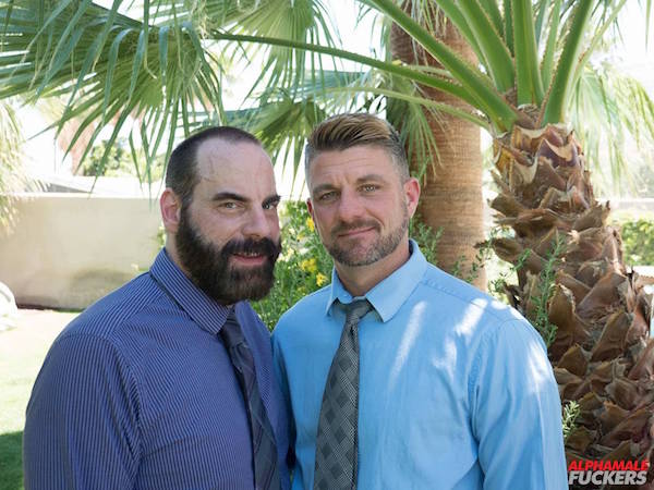 Boss et RH gays en costume cravate