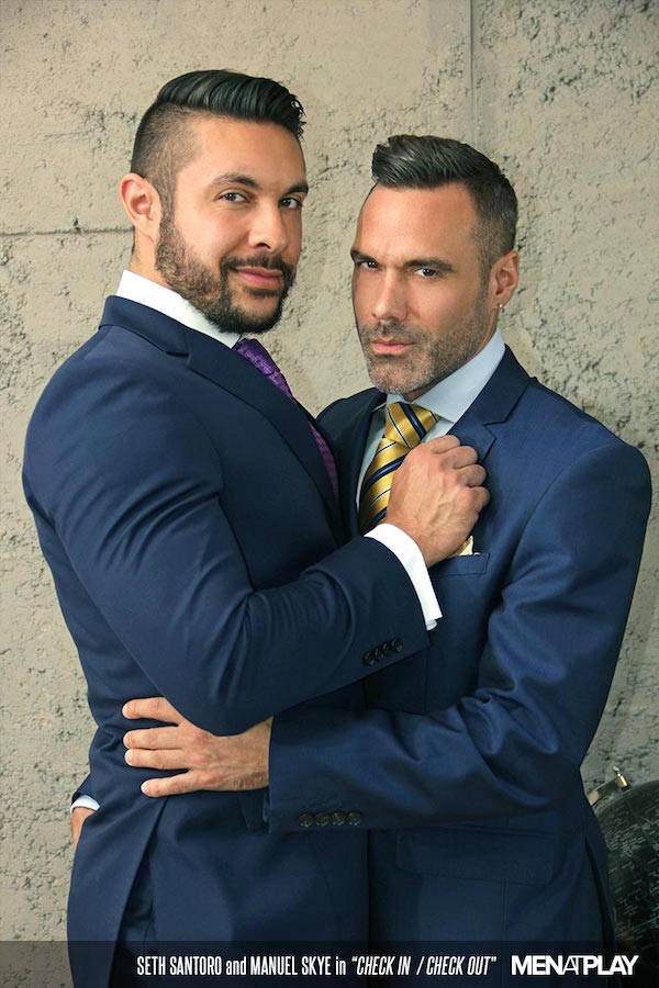 associé gay et consultant en costume cravate