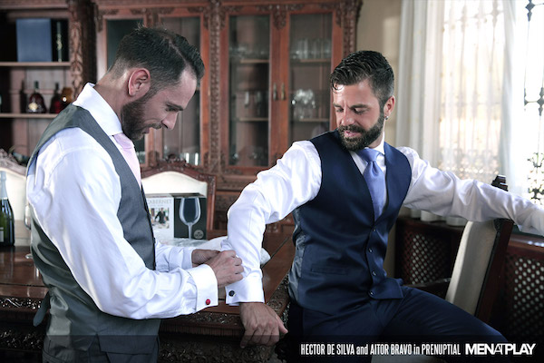 Témoin en costard cravate et marié