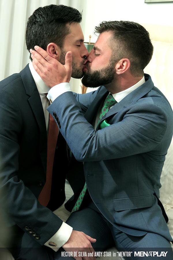 bisous gay costume cravate