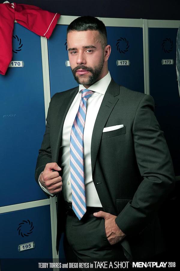 entraineur de foot gay en costume cravate